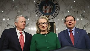 Senatorius Bobas Corker, buvusi JAV sekretorė Hillary Clinton ir Bobas Menendezas (dešinėje)