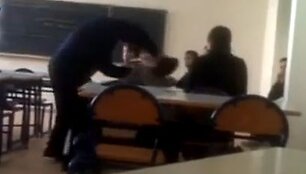 Sužvėręjęs mokytojas talžo 13-metį. 