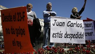 Monarchijos nebenorintys ispanai. Vienas plakatas skelbia: &bdquo;Juanai Carlosai &ndash; tu atleistas!&ldquo; 