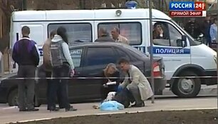 Belgograde vyras pirmadienį dienos metu nu&scaron;ovė &scaron;e&scaron;is žmones. 
