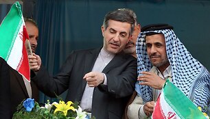 Irano prezidentas Mahmoudas Ahmadinejadas (de&scaron;inėje) ir Esfandyaras Rahimas Mashaie 