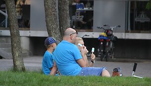 Poilsiautojai mėgaujasi vasari&scaron;ka kaitra