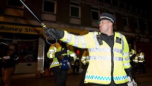 Londono policija tramdo nacionalistus.