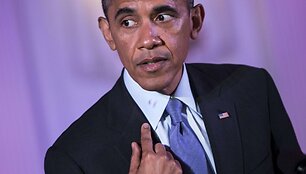 Barackas Obama ai&scaron;kina, i&scaron; kur ant apykaklės atsirado lūpų dažai.