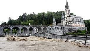 Potvyniai niokoja piligrimų miestą Lurdą.