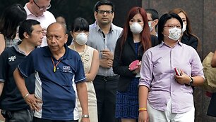 Singapūro žmonės nuo ter&scaron;alų saugosi apsaugiinėmis kaukėmis.