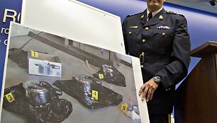 Komisaro padėjėjas Wayne&rsquo;as Rideoutas demonstruoja sprogstamuosius užtaisus, pagamintus naudojant greitpuodžius. 