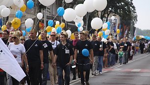 Šurmulingi ir spalvingi jūros šventės eisenos dalyviai