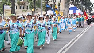 Šurmulingi ir spalvingi jūros šventės eisenos dalyviai