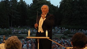 Maestro Saulius Sondeckis pirmąjį koncertų ciklo „Nakties serenados“ koncertą Palangoje surengė 1971 metais.
