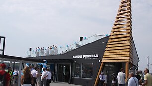 &Scaron;iaurės rage i&scaron;kilo naujas keleivių terminalas su atvira apžvalgos aik&scaron;tele ant stogo.