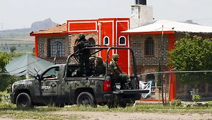 Meksikos kariai patruliuoja aplink kalėjimą, iš kurio penktadienį paleistas narkobaronas.