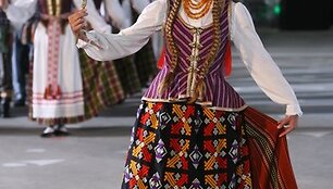 Dainas, &scaron;okius ir liaudies muzikantus apjungiantis ansamblių vakaras &scaron;iemet simboli&scaron;kai  pavadintas "Metai". &Scaron;ventėje į metų ciklą buvo pažvelgta per lietuvių liaudies kūrybą, prisimenant svarbiausius istorinius faktus.