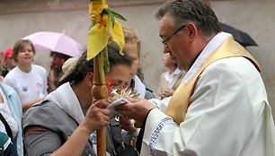 Dar sekmadienį iš Eišiškių išėję 200 piligrimų ketvirtadienį pasiekė Vilnių. Nors oras nedžiugino ir lijo lietus, išvarginti kelionės maldininkai atrodė patenkinti pasiekę savo tikslą ir su džiugesiu meldėsi prie Aušros Vartų