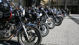 Šeštadienio rytą prie Seimo gaudė motociklų motorai – link Estijos sostinės Talino„Baltijos keliu“ pajudėjo minia ratuotų raitelių.