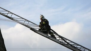 Vilniaus ugniagesiai gavo prane&scaron;imą apie gaisrą Užupyje, to paties pavadinimo gatvėje. Gaisras įsiplieskė pastate, kuriame įsikūręs vilniečiams gerai žinomas restoranas &bdquo;Tores&ldquo;.