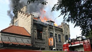 Vilniaus ugniagesiai gavo prane&scaron;imą apie gaisrą Užupyje, to paties pavadinimo gatvėje. Gaisras įsiplieskė pastate, kuriame įsikūręs vilniečiams gerai žinomas restoranas &bdquo;Tores&ldquo;.