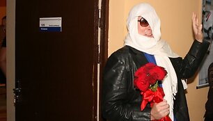 I&scaron; laidos filmavimo Natalija Zvonkė bėgo lydima asmens sargybinių.