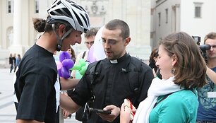 Pirmadienį Vilniuje, Katedros aik&scaron;tėje įvyko žygeivių, dviračiais per dvi savaites atkeliavusių i&scaron; Londono į Vilnių, sutikimas. Manvydas Džiaugys ir Marius Puluikis savo jėgomis įveikė maždaug 2500 km.