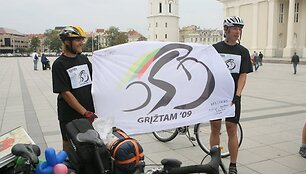 Pirmadienį Vilniuje, Katedros aik&scaron;tėje įvyko žygeivių, dviračiais per dvi savaites atkeliavusių i&scaron; Londono į Vilnių, sutikimas. Manvydas Džiaugys ir Marius Puluikis savo jėgomis įveikė maždaug 2500 km.