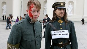 Protestuotojai prie&scaron; Gegužės 9-osios eitynes.