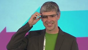 „Google“ generalinis direktorius Larry Page‘as fotografuoja konferencijos auditoriją naudodamas „Google Glass“ akinius. 