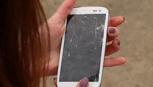 „Samsung Galaxy S3“ telefonui nukritus ant žemės priekine dalimi jo ekraną dengiantis apsauginis stiklas suskilinėjo.