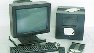 &Scaron;iuo &bdquo;NeXT&ldquo; kompiuteriu Timas Bernersas Lee sukūrė pirmąjį pasaulyje interneto tinklalapį. 