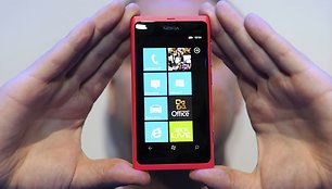 Telefonas „Nokia Lumia 800“ su „Windows Phone“ operacine sistema.