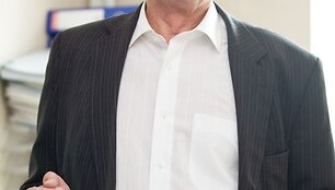 Lietuvos interneto krik&scaron;tatėviu vadinamas prof. Laimutis Telksnys pok&scaron;tauja: &bdquo;Ar žinote, kodėl lietuvi&scaron;kas domenas yra &bdquo;.lt&ldquo;? Taigi Laimutis Telksnys!&ldquo; 