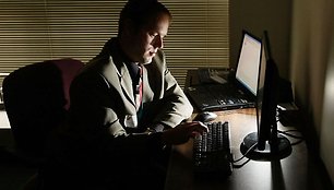 Žmogus dirba su kompiuteriu