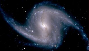 DES nufotografuota spiralinė galaktika &bdquo;NGC 1365&ldquo;, esanti Krosnies žvaigždyno galaktikų spiečiuje. Galaktika nuo Žemės nutolusi 60 mln. &scaron;viesmečių. 