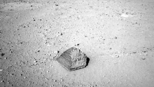 &bdquo;Curiosity&ldquo; Marse tyrinės piramidės formos akmenį, kuris pavadintas marsaeigio inžinieriaus Jake&lsquo;o Matijeviciaus vardu.
