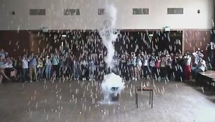&Scaron;tai taip i&scaron; plastikinio buteliuko i&scaron;siveržia nirtulingas &bdquo;azoto džinas&ldquo;. 