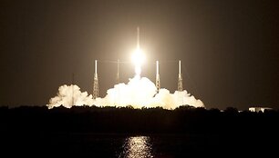 JAV bendrovės &bdquo;SpaceX&ldquo; raketa ne&scaron;ėja &bdquo;Falcon 9&ldquo; i&scaron;kėlė į orbitą krovininę kapsulę &bdquo;Dragon&ldquo;