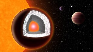 &bdquo;55 Cancri e&ldquo; &ndash; nepaprastai arti savo žvaigždės skriejanti uolinga planeta, sudaryta beveik vien tik i&scaron; anglies atomų, kurių mažiausiai trečdalis turėtų būti deimanto pavidalo. 