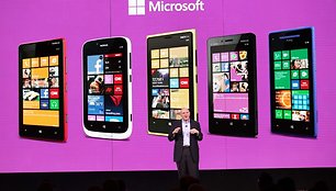 „Microsoft“ generalinis direktorius Steve‘as Ballmeris ir „Windows Phone 8“ telefonų šeima.