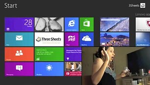 Neblaivi moteris pirmą kartą i&scaron;bando &bdquo;Windows 8&ldquo;.