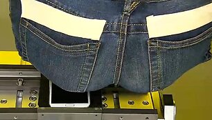 &bdquo;Samsung Galaxy S3&ldquo; lankstumas tikrinamas dirbtiniu užpakaliu.