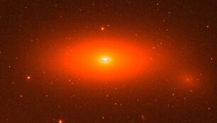 Galaktikos &bdquo;NGC 1277&ldquo; centre tūno didžiausia iki &scaron;iol atrasta juodoji skylė, kurios masė prilygsta 17 mlrd. Saulės masių. 