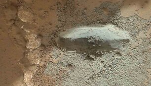 &bdquo;Curiosity&ldquo; pragręžė pirmąjį akmenį Marse