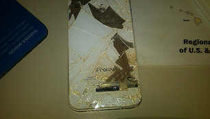 Taip &bdquo;iPhone 4S&ldquo; atrodė po incidento