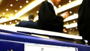 Europos Komisija skyrė &bdquo;Microsoft&ldquo; 561 mln. eurų baudą už savo interneto nar&scaron;yklės protegavimą