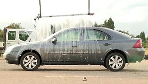 Eksperimentas: ar įmanoma automobilį pakelti į orą naudojant lipnią juostą?
