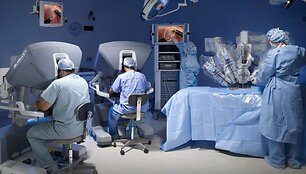 Chirurgai atlieka operaciją naudodami robotą &bdquo;Da Vinci&ldquo;