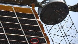 Tarptautinės kosminės stoties (TKS) astronautas kanadietis Chrisas Hadfieldas saulės baterijoje pastebėjo nedidelę skylę.
