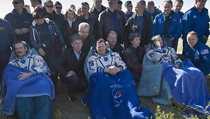 Į Žemę grįžę astronautai (i&scaron; kairės): kanadietis Chrisas Hadfieldas, rusas Romanas Romanenko ir amerikietis Tomas Marshburnas.