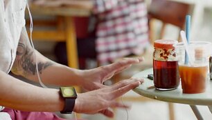 Ar &scaron;is &bdquo;Apple&ldquo; reklamoje &scaron;mėstelėjęs i&scaron;manusis laikrodis yra ilgai lauktas &bdquo;iWatch&ldquo;?