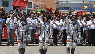 Kinijos astronautai (i&scaron; kairės) Wang Yaping, Zhang Xiaoguangas ir Nie Haishengas.
