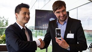 Ploniausio pasaulyje i&scaron;maniojo telefono &bdquo;Huawei Ascend P6&ldquo; pristatymo Lietuvoje akimirka